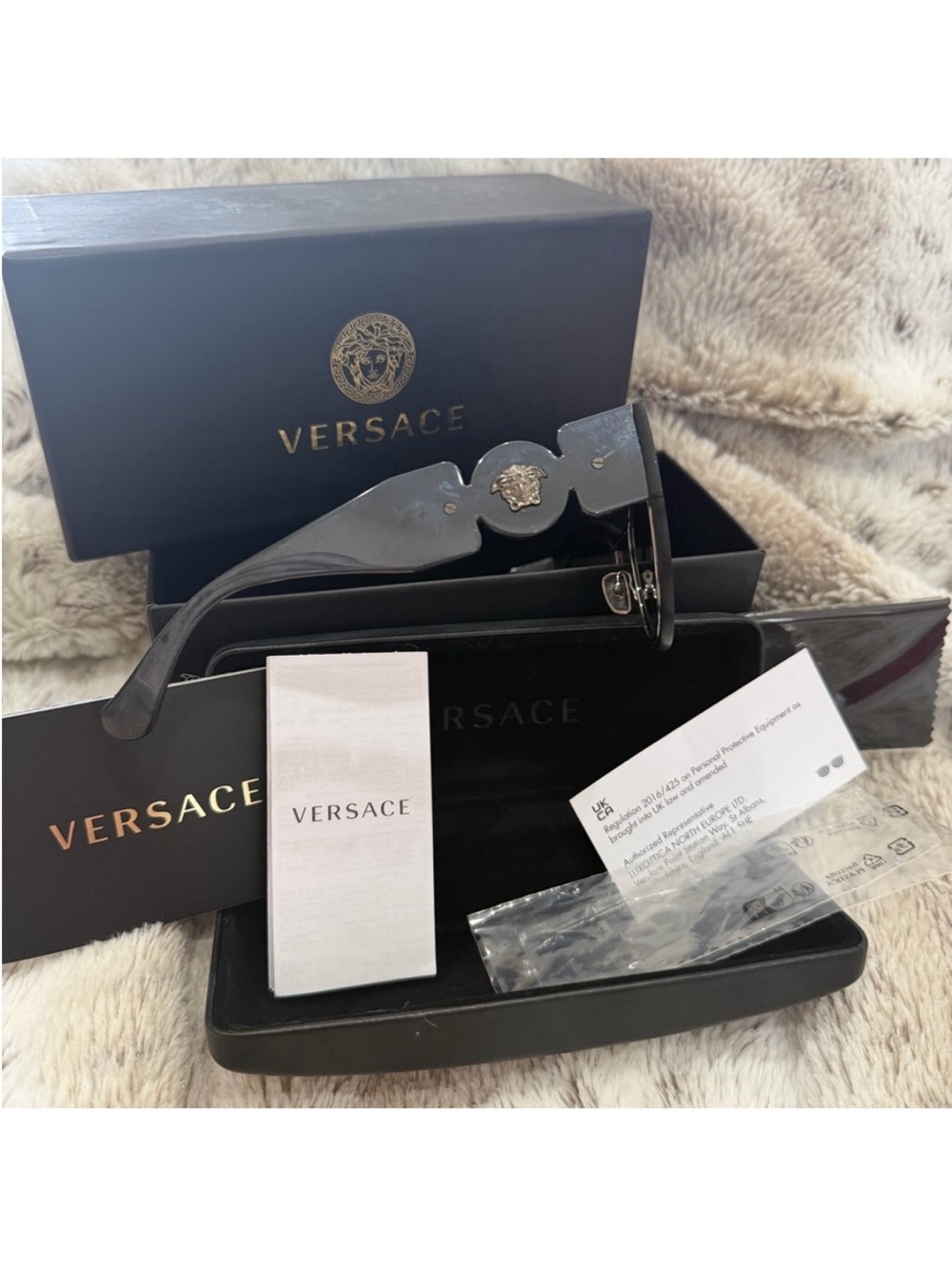 🖤🖤Versace Mirrored Sunglasses🖤🖤 - Picture 5 of 7